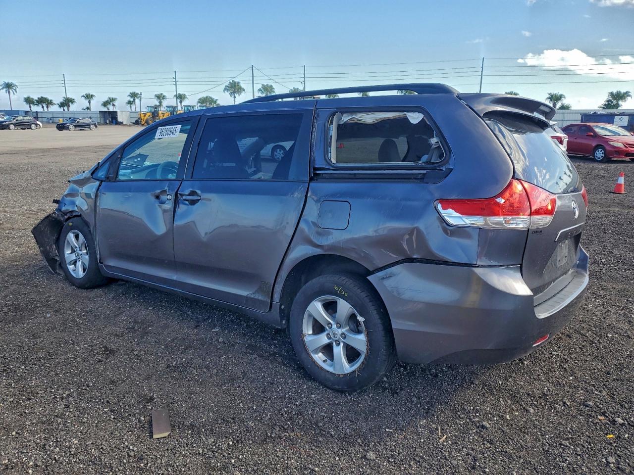 Toyota Sienna Le Image 4