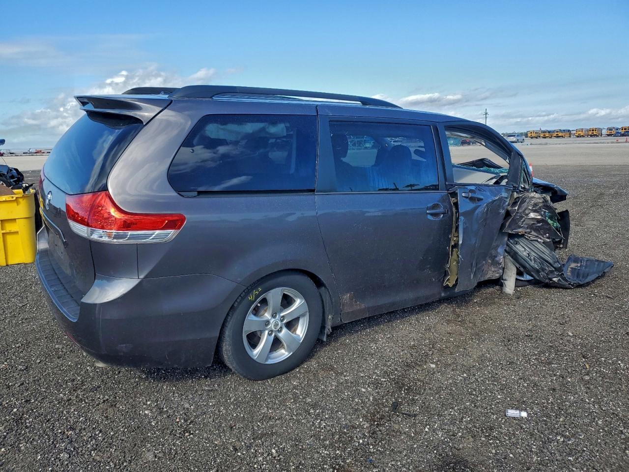 Toyota Sienna Le Image 6
