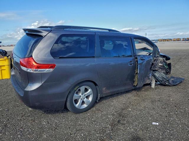 Toyota Sienna Le Image 6