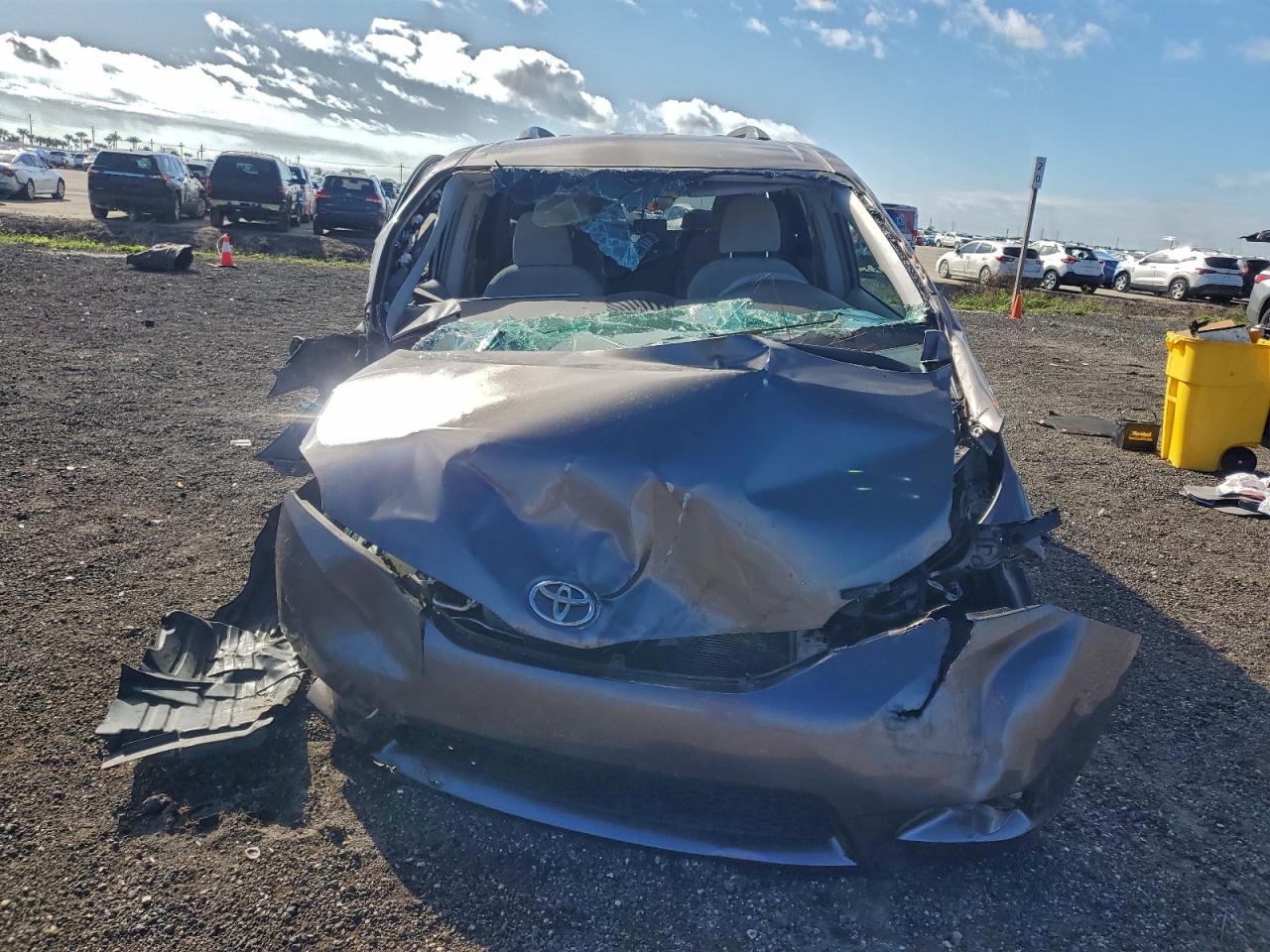 Toyota Sienna Le Image 2