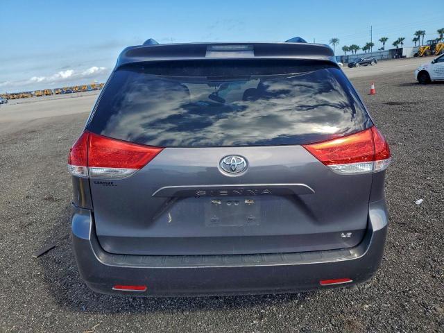 Toyota Sienna Le Image 10