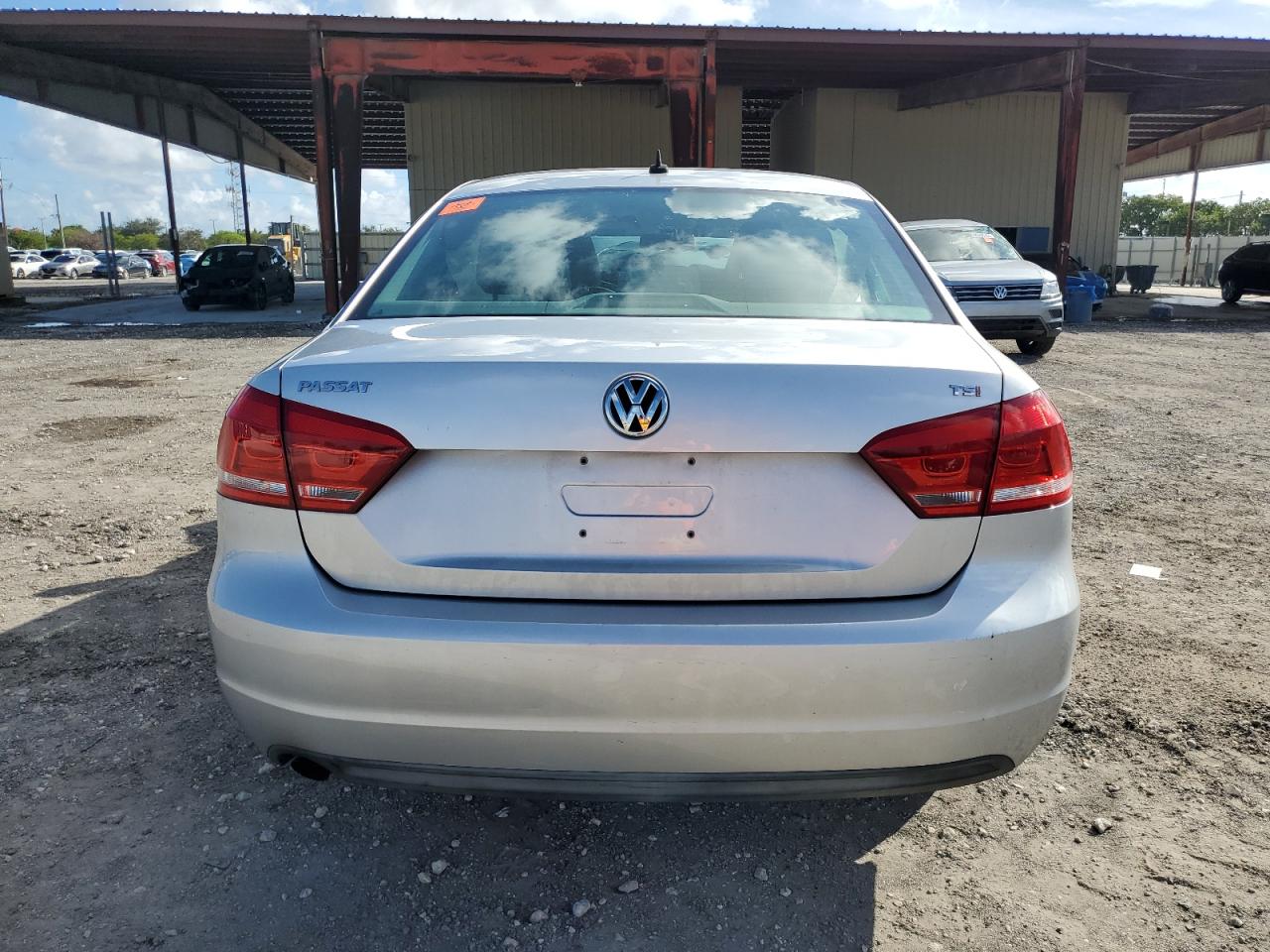 Volkswagen Passat S Image 7