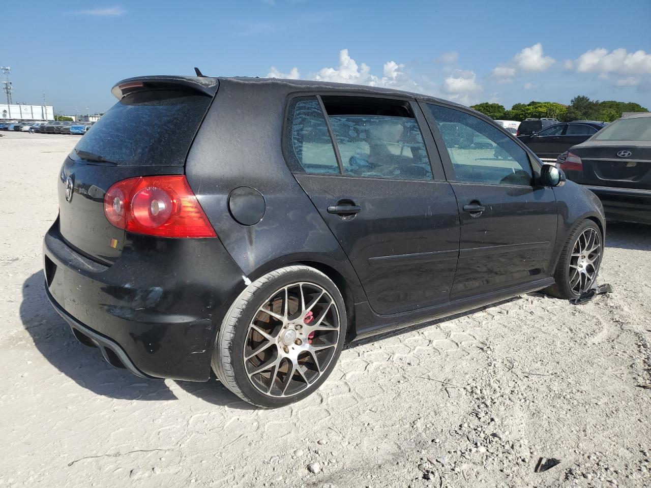 Volkswagen GTI Image 2