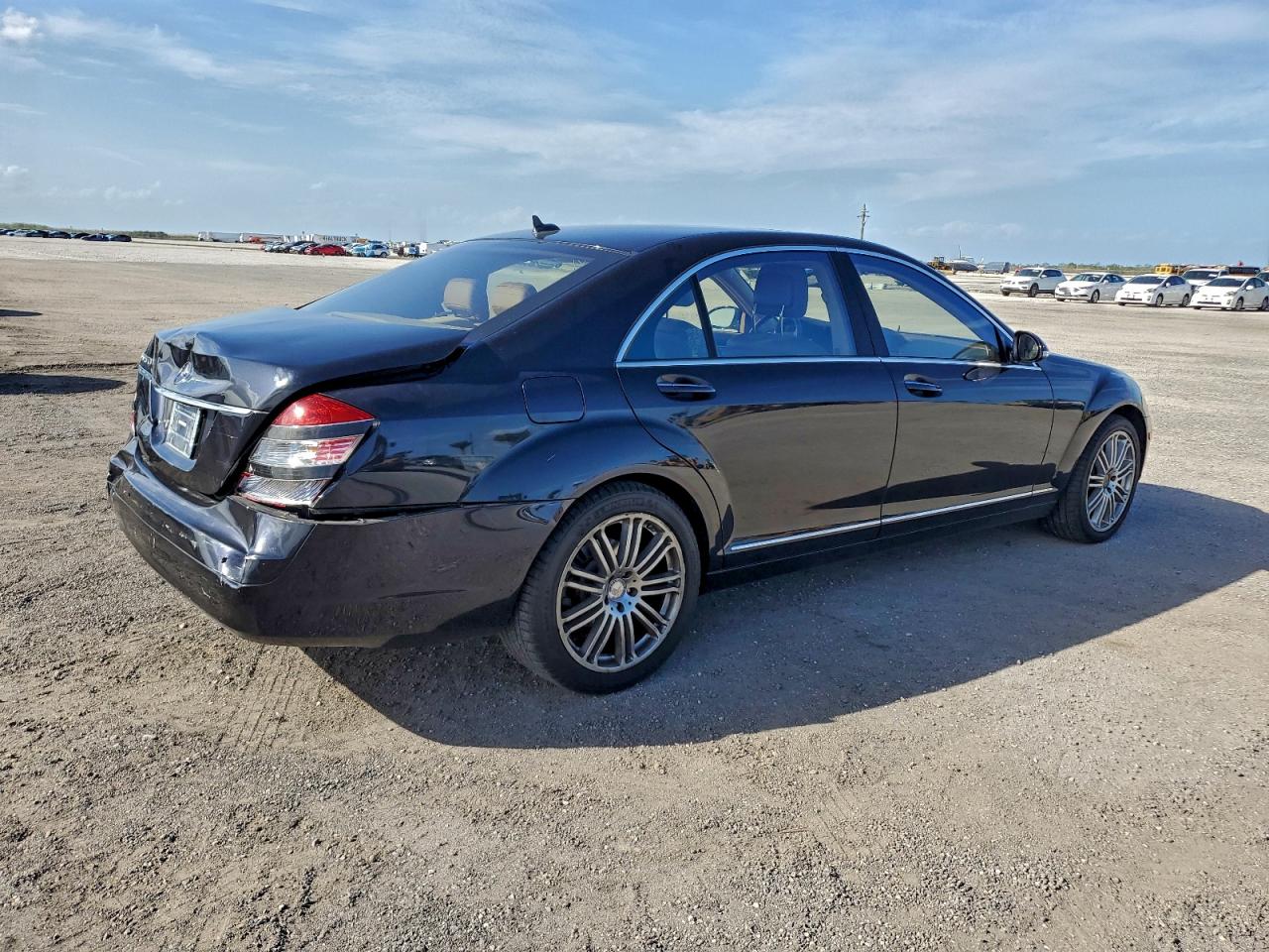 Mercedes-Benz S-Class 550 Image 3