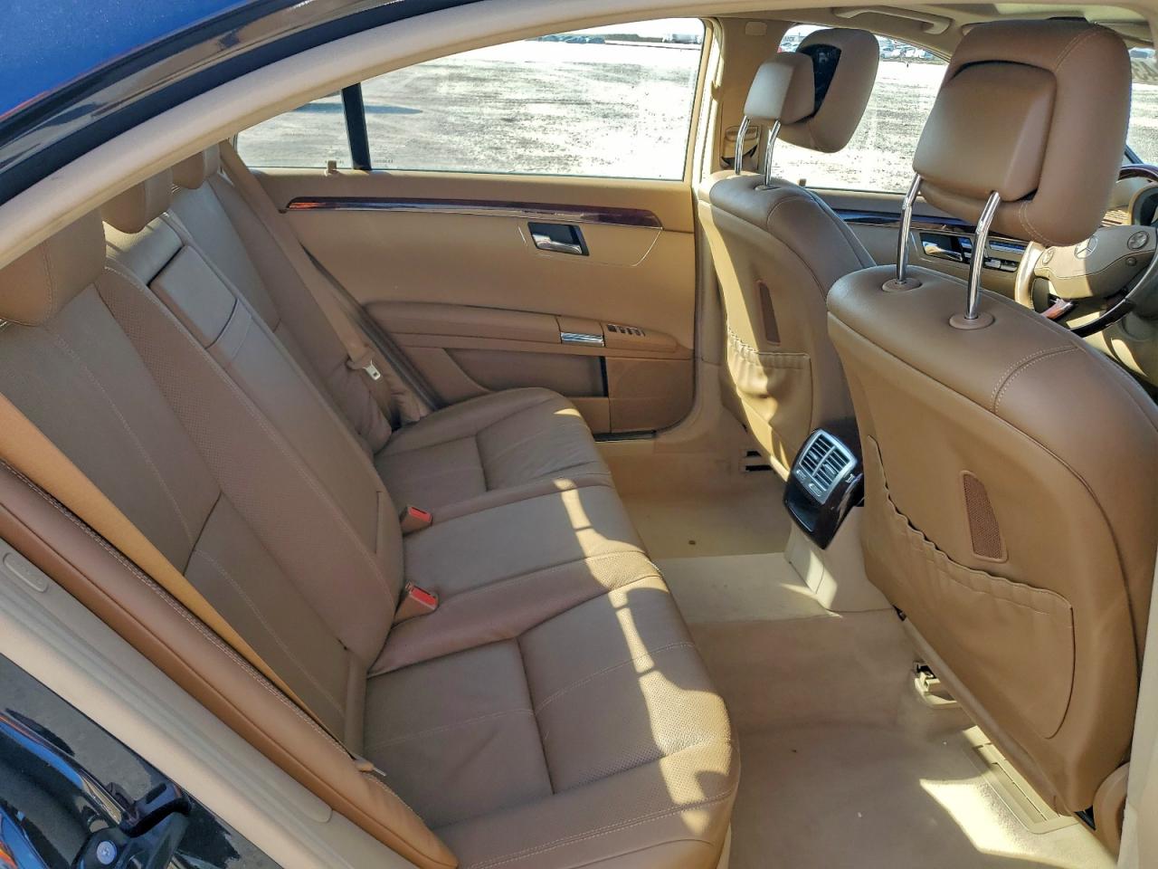 Mercedes-Benz S-Class 550 Image 11