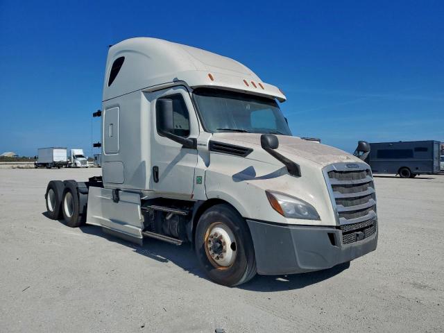  Salvage Freightliner Cascadia 1