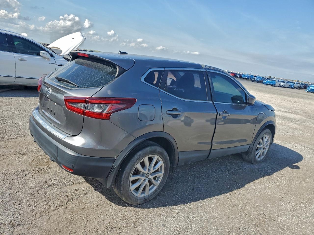 Nissan Rogue S Image 2