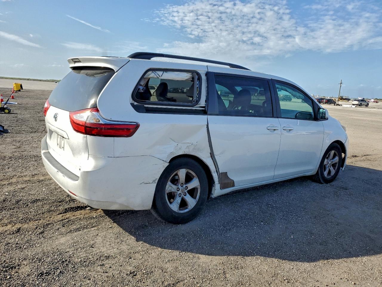 Toyota Sienna Le Image 9