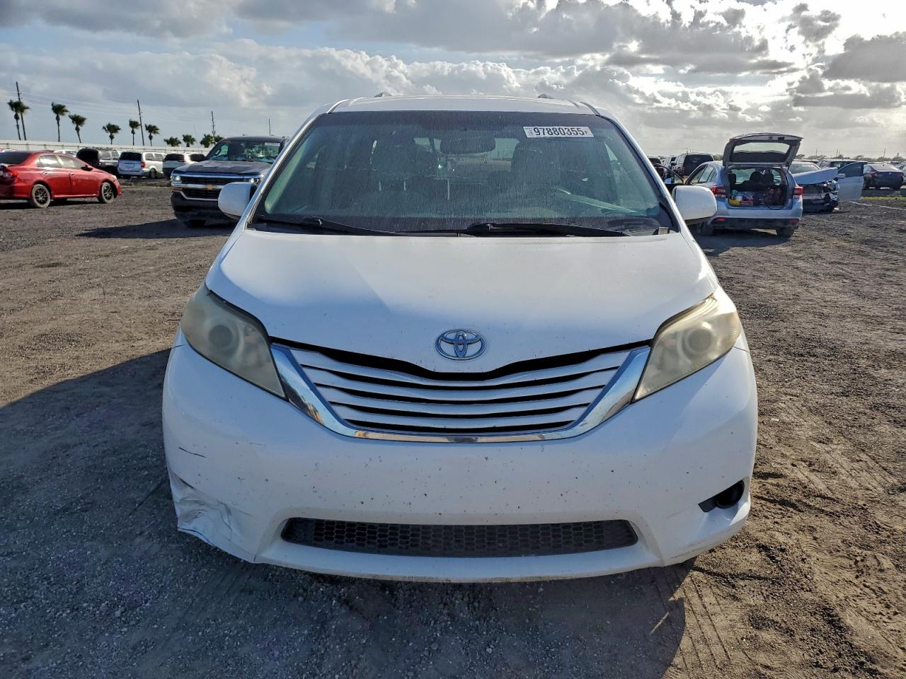 Toyota Sienna Le Image 2