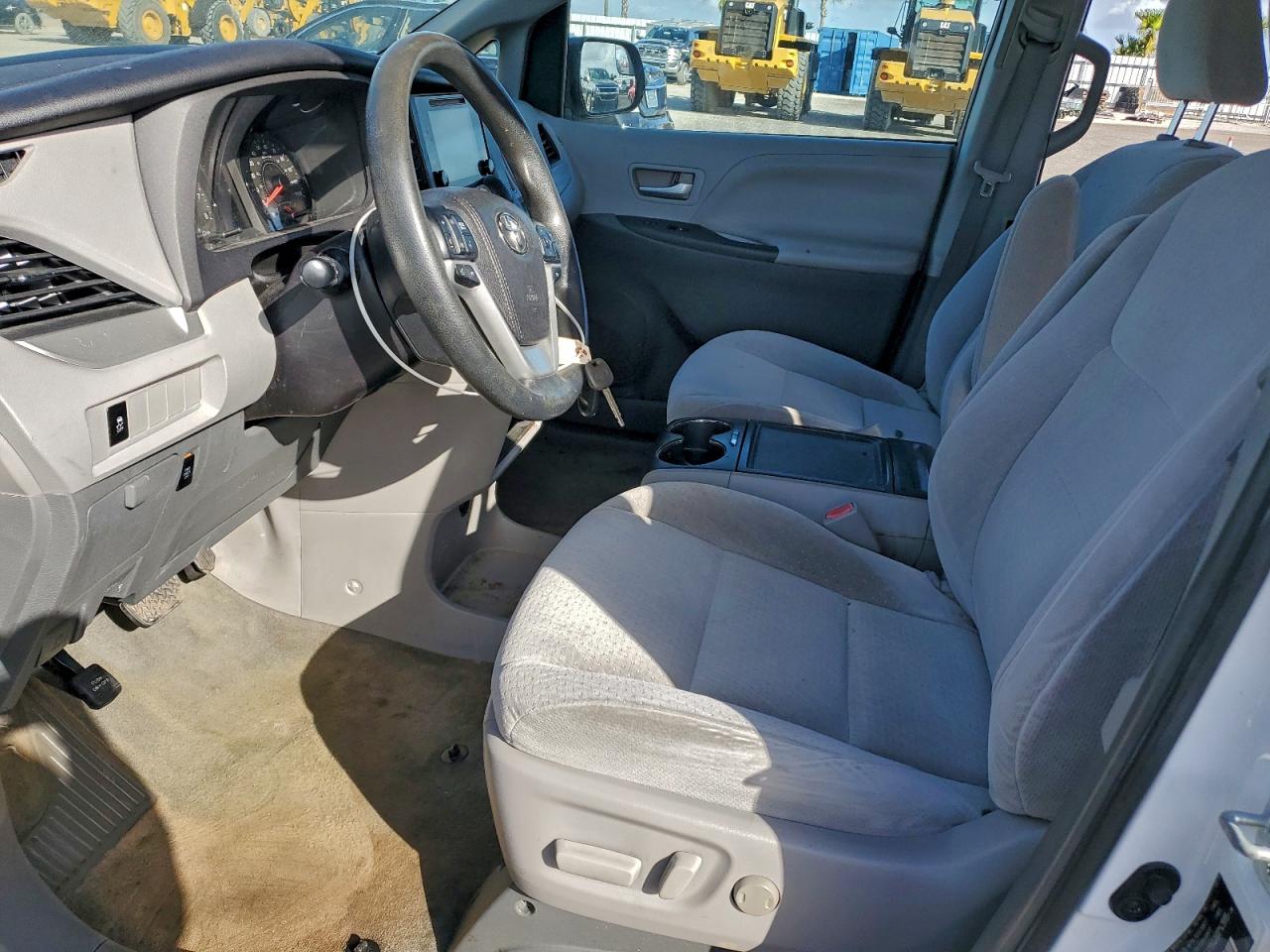 Toyota Sienna Le Image 7