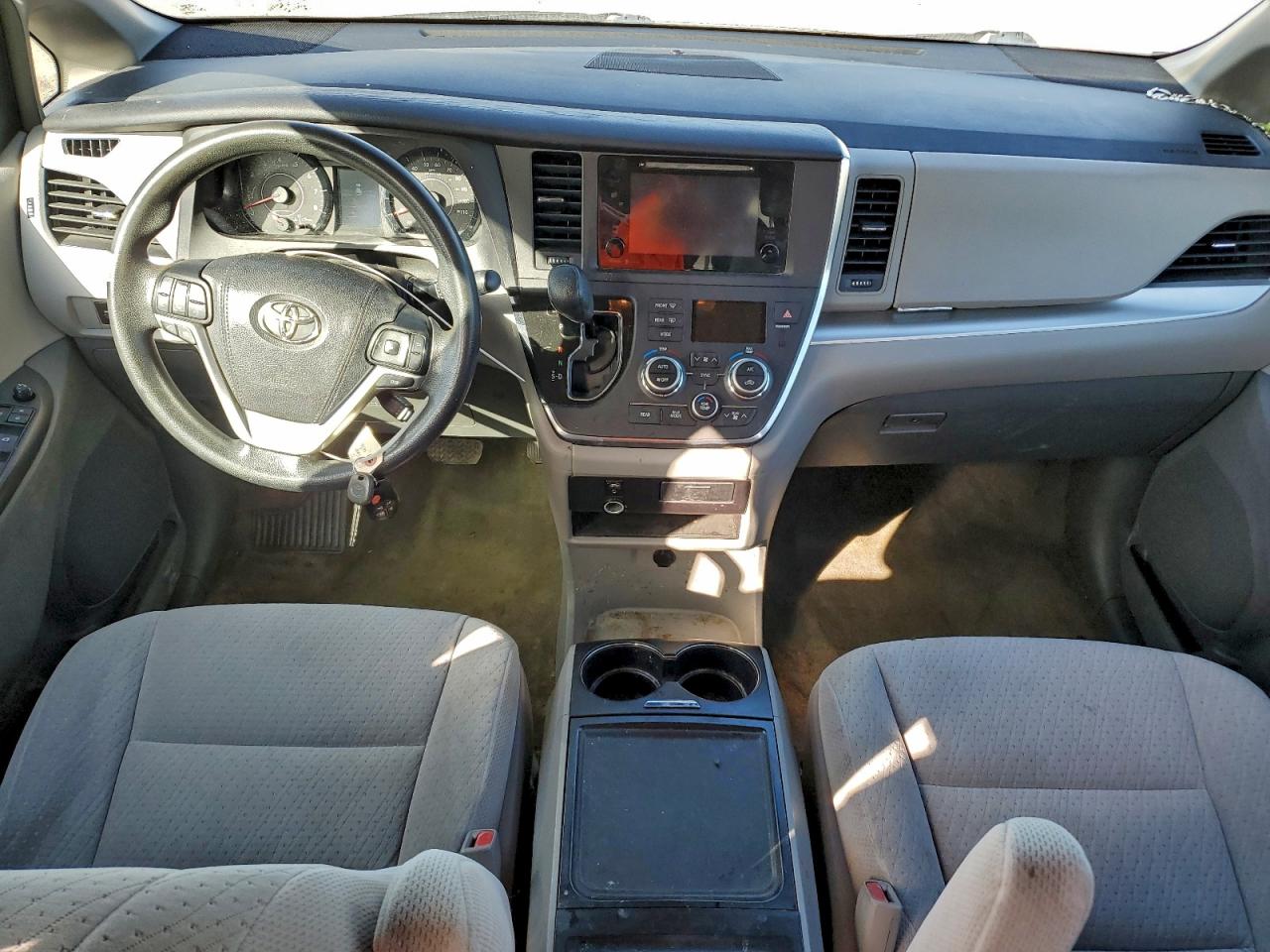 Toyota Sienna Le Image 4