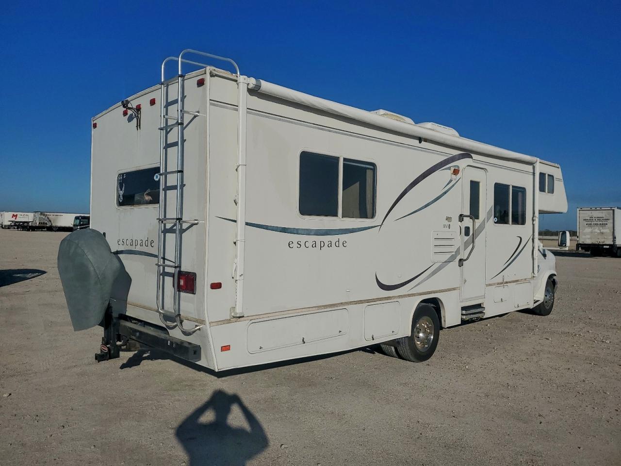 Ford Econoline E450 Super Duty Cutaway Van Image 8