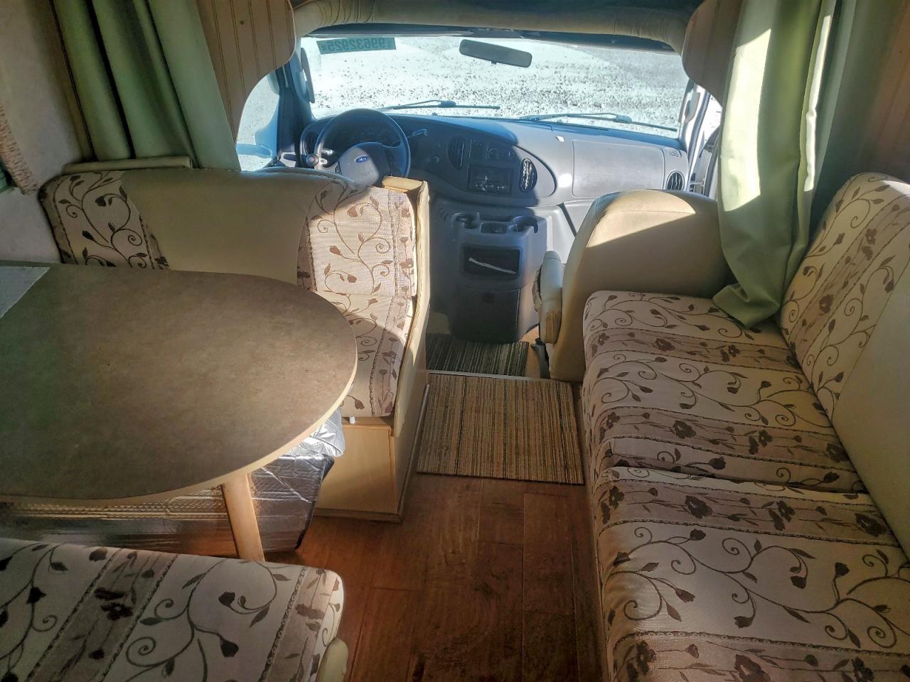 Ford Econoline E450 Super Duty Cutaway Van Image 5